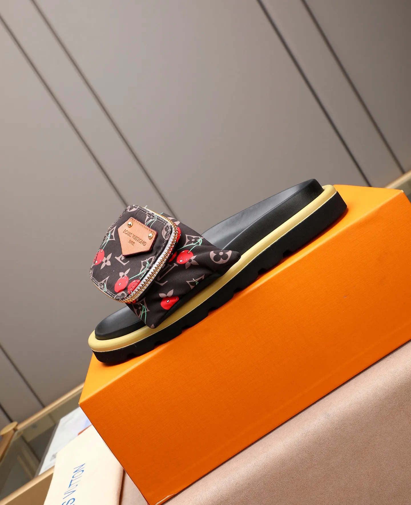PP400 couple model with drawer box [LOUIS VUITTON] Louis Vuitton, the latest LV official website printed wallet and men's and women's slippers🔥🔥🔥 are now on the market. The drawer box is packed with cloth bags and cards. The upper pattern looks very soft and waxy, and it is a super versatile leg slimming tool. Fabric: Imported denim/down silk cotton embossed, official website pattern printing, lining: water-dyed sheepskin down filling, comfortable to wear, feet: high elastic PU water table. Sole: foam sole, heel height: about 5cm. Size 35-46, 35, 45 and 46 are custom-made and cannot be returned or exchanged. Color: multiple colors available.
